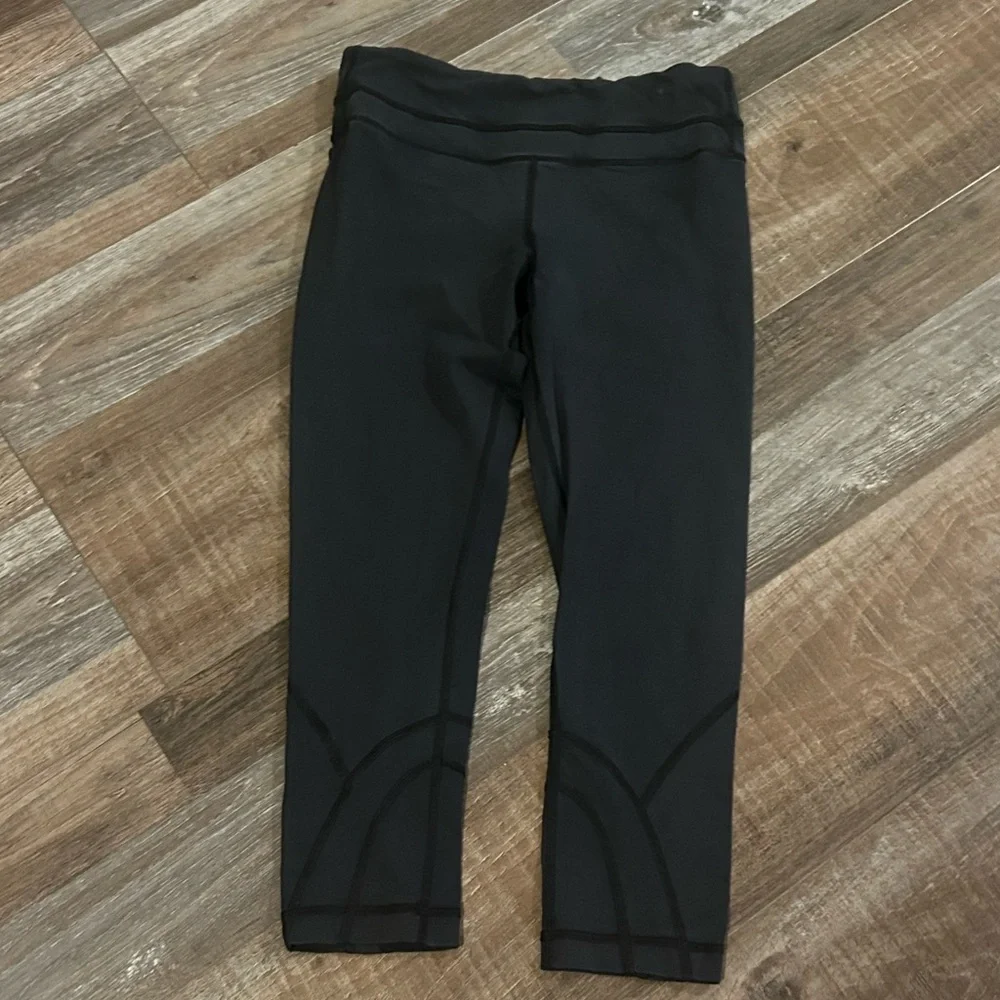 50%off w❤️ LULULEMON Inspire Crop II 6 wash wear is present logo is cracked